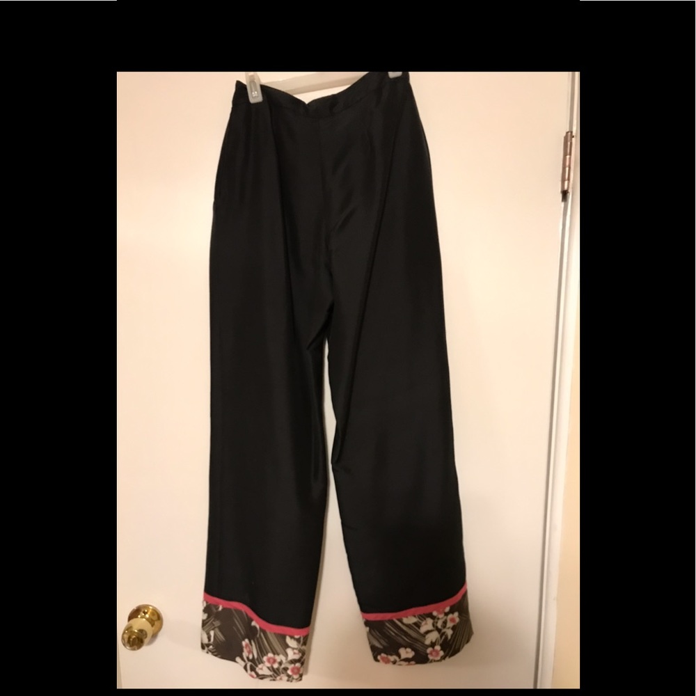 ANNE CARSON 4 100%silk  pants beautiful details on the bottom flattering fabric